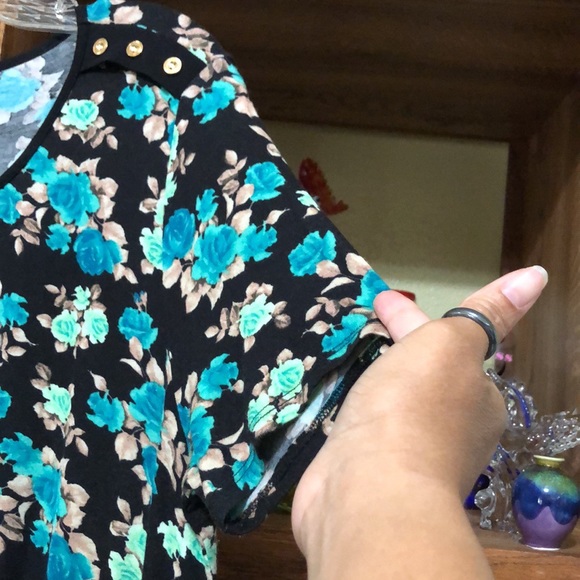 Faith and Joy Ladies Floral Top - Picture 8 of 10